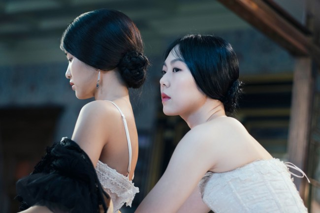 THE HANDMAIDEN, (aka AH-GA-SSI), l-r: KIM Tae-ri, KIM Min-hee, 2016. ©Magnolia Pictures/courtesy Everett Collection